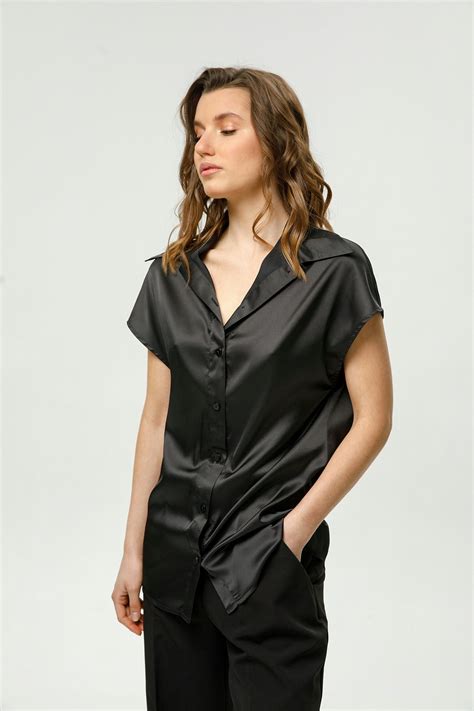 camisa fendi negra|Camisa de seda negra .